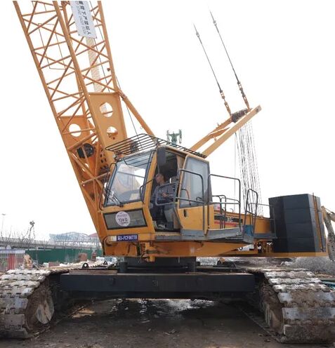 Crawler Cranes Are Used in Construction Sites