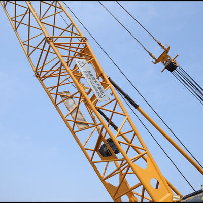 comprar Control hidráulico 150T Xcmg grúa de rastreo con 2,5 Km/H velocidad máxima de viaje y 30m longitud de jib online manufacture