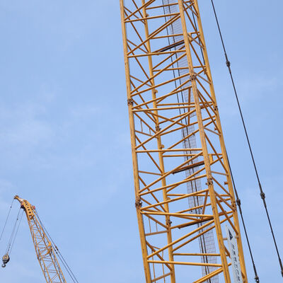 comprar Grúa sobre orugas usada con capacidad de carga nominal de 100 toneladas, radio de trabajo mínimo de 4 metros y dimensiones de 12200*3000*3550 mm para trabajos de construcción pesada online manufacture